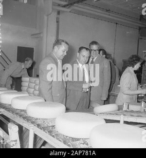 Le ministre brésilien de l'Agriculture des Pays-Bas dr. Mario Meneghetti laitiers visites fabr. Le producteur à Gouda Date : Août 13, 1958 Emplacement : Gouda Mots-clés : les ministres nom personnel : dr. Mario Meneghetti Banque D'Images