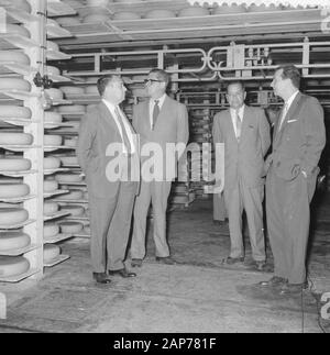 Le ministre brésilien de l'agriculture aux Pays-Bas Date : 13 Août 1958 Location : France Mots clés : les ministres Banque D'Images