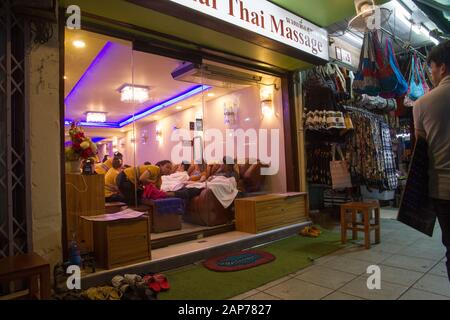 Boutique de massages thaïlandais dans la rue Bangkok, Thaïlande Banque D'Images