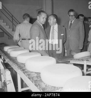 Le ministre brésilien de l'Agriculture des Pays-Bas dr. Mario Meneghetti laitiers visites fabr. Le producteur à Gouda Date : Août 13, 1958 Emplacement : Gouda Mots-clés : les ministres nom personnel : dr. Mario Meneghetti Banque D'Images