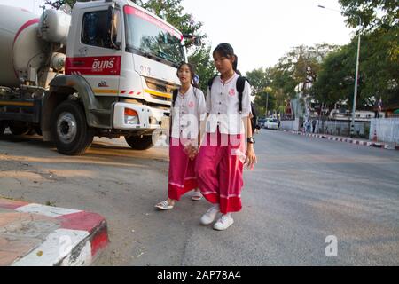 Chiang Mai étudiants filles de la rue de marche de l'imbécile Thaïlande Banque D'Images