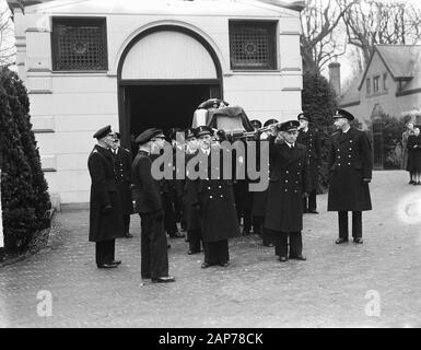 Le Capitaine de sépulture mer ter J. P. H. Avantages. La procession avec droit de fossoyeurs auditorium Date : Décembre 6, 1948 Mots-clés : funérailles, navy Personname : Perks, J.P.H. Banque D'Images