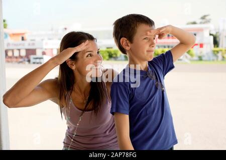 Mid-adult woman et son jeune fils s'amusant imitant les uns les autres en protégeant leurs yeux alors qu'il se trouvait sur un balcon. Banque D'Images