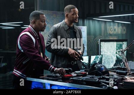 DATE DE SORTIE : Janvier 17, 2020 TITRE : Bad Boys Pour La Vie STUDIO : Columbia Pictures Réalisateur : Adil El Arbi, Bilall Fallah PLOT : Marcus Burnett est maintenant un inspecteur de police et Mike Lowery est dans une crise de la quarantaine. Ils s'unissent de nouveau lorsqu'un mercenaire albanais, dont le frère, ils ont tué leur promet un bonus important. Avec : Will Smith comme Detective Mike Lowrey, MARTIN LAWRENCE comme Detective Marcus Burnett. (Crédit Image : © Columbia Pictures/photos) Banque D'Images