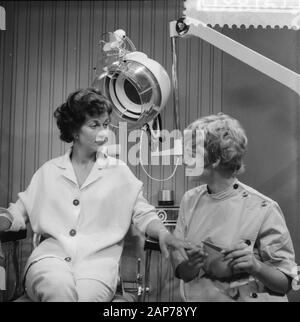 Télévision AVRO-jeu Bon voyage, se trouve Franks (l) et Ingrid Valerius Date : 19 août 1959 Mots-clés : acteurs, téléthéâtres nom personnel : Franks, mensonges, Valerius, Ingrid Banque D'Images