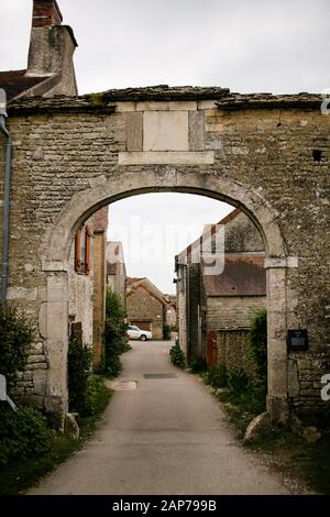 Entrée dans la petite ville en France Banque D'Images