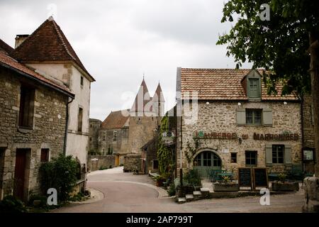 Vue sur la petite ville en campagne française Banque D'Images