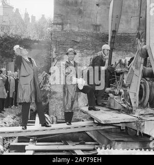 M. le maire. G. van Hall heit premier post en face de la chambre d'étudiant à côté de la maison d'Anne Frank, maire Van Hall sur les pieux. Date : 3 mai 1960 Mots-clés : maires, pilotis, maisons d'étudiants Renseignements personnels Nom : Hall, G. de l'établissement nom : la maison d'Anne Frank Banque D'Images