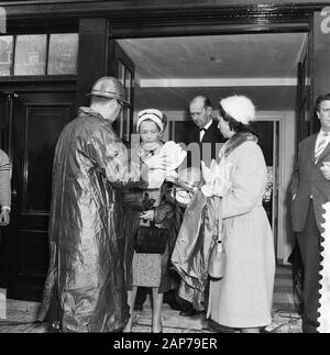 M. le maire. G. van Hall heit première pole position en face de la chambre d'étudiant à côté de la maison d'Anne Frank, maire Van Hall met sur la veste et casque sur place Date : 3 mai 1960 Mots-clés : les maires, les maisons d'étudiants Renseignements personnels Nom : Hall, G. de l'établissement nom : la maison d'Anne Frank Banque D'Images