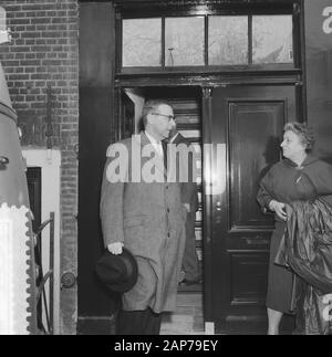 M. le maire. G. van Hall heit premier post en face de la chambre d'étudiant à côté de la maison d'Anne Frank, maire Van Hall quitte la maison d'Anne Frank Date : 3 mai 1960 Mots-clés : les maires, les maisons d'étudiants Renseignements personnels Nom : Hall, G. de l'établissement nom : la maison d'Anne Frank Banque D'Images