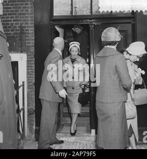 M. le maire. G. van Hall heit premier post pour l'étudiant chambre à côté de la maison d'Anne Frank, Mme Van Hal quitte la maison d'Anne Frank Date : 3 mai 1960 Mots-clés : les maires, les maisons d'étudiants Renseignements personnels Nom : Hall, G. de l'établissement nom : la maison d'Anne Frank Banque D'Images