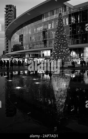 Arbre de Noël et marché de noël sur la place Gae Aulenti avec la tour Solaria, les gens et la fontaine - Milan, Italie Banque D'Images