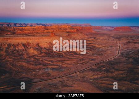 Vue aérienne de la Highway 163 à Monument Valley le matin Banque D'Images