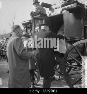 H. van Gelderen Maire A. van Zaandijk célèbre son 25e anniversaire Date : mars 18, 1960 Emplacement : Mots-clés : maires Zaandijk, anniversaires, les voitures nom : personnel, A.H. Van Gelderen Banque D'Images