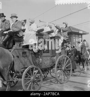 H. van Gelderen Maire A. van Zaandijk célèbre son 25e anniversaire. Maire Van Gelderen en vieil anglais stagecoach pendant le trajet Date : mars 18, 1960 Mots-clés : maires, anniversaires, Stagecoach, manèges nom : personnel, A.H. Van Gelderen Banque D'Images