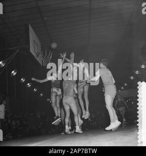 Match de basket-ball pour l'Europe, les loups contre le Spartak, attaque sur Dutch panier Date : Décembre 14, 1960 Mots clés : jeux de basket-ball, des attaques, des paniers personne nom : nom de l'établissement : Loups Spartak Banque D'Images