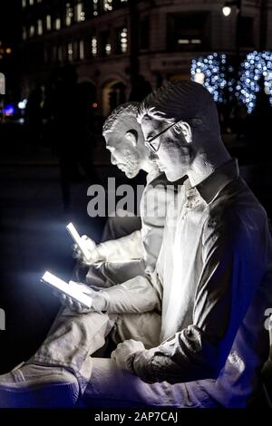 Sculpture « absorbée par la lumière » par Gali May Lucas, Canary Wharf Winter Lights Festival 2020, Londres, Royaume-Uni Banque D'Images