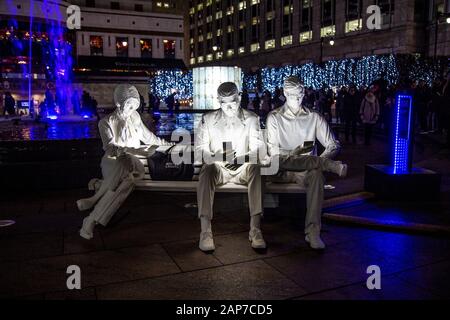 Sculpture « absorbée par la lumière » par Gali May Lucas, Canary Wharf Winter Lights Festival 2020, Londres, Royaume-Uni Banque D'Images