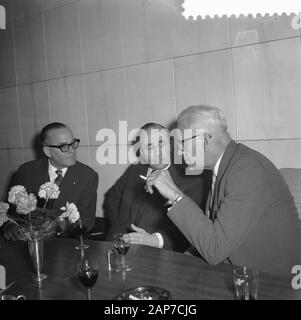 Arrivée à Schiphol de ministre du Suriname et des Antilles néerlandaises, v.l.n.r. monsieur. J.C. Debrot, ministre monsieur. J. Cals et ministre A.J. Morpurgo Date : 29 janvier 1961 ENDROIT : Schiphol Noord-Holland, mots-clés : arrivées, les ministres Renseignements personnels Nom : Cals, J., Debrot, J.C., Morpurgo, A.J. Nom de l'établissement : Schiphol Banque D'Images