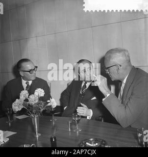 Arrivée à Schiphol de ministre du Suriname et des Antilles néerlandaises, v.l.n.r. monsieur. J.C. Debrot, ministre monsieur. J. Cals et ministre A.J. Morpurgo Date : 29 janvier 1961 ENDROIT : Schiphol Noord-Holland, mots-clés : arrivées, les ministres Renseignements personnels Nom : Cals, J., Debrot, J.C., Morpurgo, A.J. Nom de l'établissement : Schiphol Banque D'Images