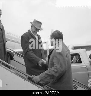 Arrivée à Schiphol de ministre du Suriname et des Antilles néerlandaises, Ministre Cals accueille le ministre A. J. Morpugo du Suriname Date : 29 Janvier 1961 Location : Amsterdam, Noord-Holland Mots-clés : arrivées, les ministres Renseignements personnels Nom : Cals, Jo, Ministre A. J. Morpugo Banque D'Images