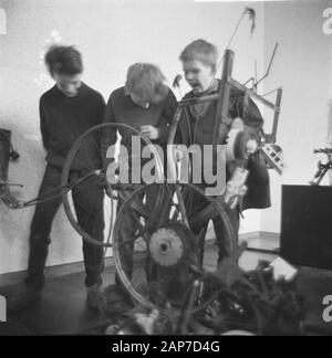 Déménagement mouvement dans le Stedelijk Museum à Amsterdam. Les enfants et les photographes se déplacent le long Date : 13 mars 1961 Lieu : Amsterdam, Noord-Holland Mots-clés : arts visuels, les enfants, musées Banque D'Images