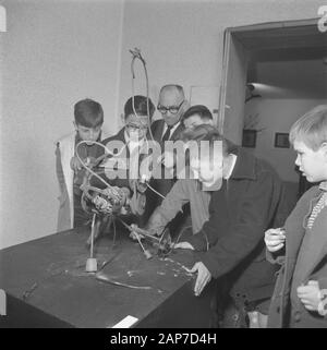 Déménagement mouvement dans le Stedelijk Museum à Amsterdam. Enfants à et sur instruments déménagement Date : 13 mars 1961 Lieu : Amsterdam, Noord-Holland Mots-clés : arts visuels, les enfants, musées Banque D'Images