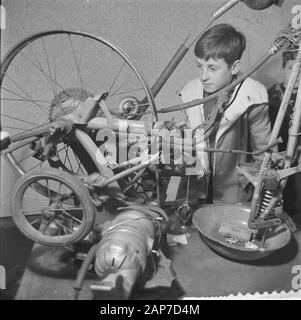 Déménagement mouvement dans le Stedelijk Museum à Amsterdam. Enfants à et sur instruments déménagement Date : 13 mars 1961 Lieu : Amsterdam, Noord-Holland Mots-clés : arts visuels, les enfants, musées Banque D'Images