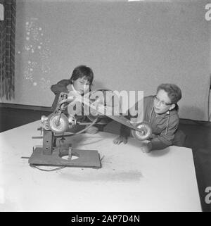 Déménagement mouvement dans le Stedelijk Museum à Amsterdam. Enfants à et sur instruments déménagement Date : 13 mars 1961 Lieu : Amsterdam, Noord-Holland Mots-clés : arts visuels, les enfants, musées Banque D'Images