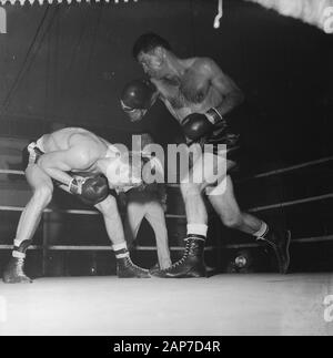 La boxe. Nelis van Oostrum (à gauche) et Leen Jansen Annotation : Emplacement : Rivierahal Rotterdam. Van Oostrum a gagné sur points Date : 13 mars 1961 Lieu : Rotterdam Mots-clés : boxe personne nom : Jansen, Leen, Nelis van Oostrum, Banque D'Images