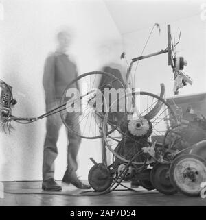 Déménagement mouvement dans le Stedelijk Museum à Amsterdam. Enfants à et sur instruments déménagement Date : 13 mars 1961 Lieu : Amsterdam, Noord-Holland Mots-clés : arts visuels, les enfants, musées Banque D'Images