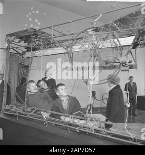 Déménagement mouvement dans le Stedelijk Museum à Amsterdam. Enfants à et sur instruments déménagement Date : 13 mars 1961 Lieu : Amsterdam, Noord-Holland Mots-clés : arts visuels, les enfants, musées Banque D'Images