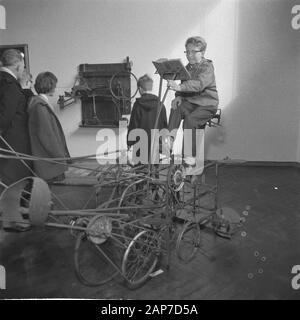 Déménagement mouvement dans le Stedelijk Museum à Amsterdam. Enfants à et sur instruments déménagement Date : 13 mars 1961 Lieu : Amsterdam, Noord-Holland Mots-clés : arts visuels, les enfants, musées Banque D'Images