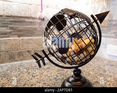 Un motif globe pour les amateurs de vin de tenir des corks spéciaux d'occasion des bouteilles de vin et de champagne qu'ils boivent tout au long de l'année. Banque D'Images