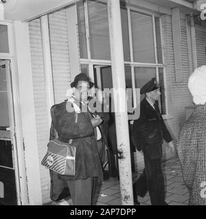 Arrivée Julian Cannonball Adderley à Schiphol Date : 7 avril 1961 Lieu : Amsterdam, Schiphol Mots-clés : jazz, musique, musiciens, les aéroports Personname : Cannoball Adderley Julian Banque D'Images