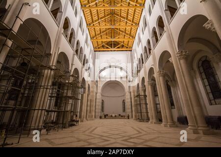 Prishtina, KOSOVO - 11 NOVEMBRE 2016 : intérieur de la cathédrale saint mère teresa avec son autel, en construction. Également appelé Katedralja e s Banque D'Images