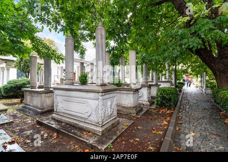 Le jardin intérieur historique de la cour intérieure de la tombe Ahmet Tevfik Paşa rempli de pierres à tête marbré, de tombes et de monuments commémoratifs aux sultans turcs. Banque D'Images