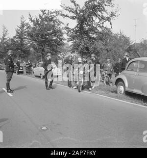 De Démonstration sur les Boers Rijksweg Epe-Vaassen. Les agriculteurs, certains avec des cyclomoteurs, sont commandés pour supprimer Date : 26 septembre 1961 Endroit : Gueldre, Vases Mots-clés : démonstrations, des agriculteurs, des démonstrations, des agents de police Banque D'Images