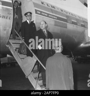 Arrivée à Schiphol Lun ministre de Genève Date : 18 janvier 1962 ENDROIT : Schiphol Noord-Holland, mots-clés : arrivées nom personnel : lun, J.A.M.H., Luns, Joseph Banque D'Images