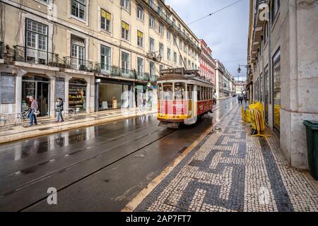 Lisbonne, Portugal - Emblématique tramway de Lisbonne qui se déplace le long des rues Banque D'Images