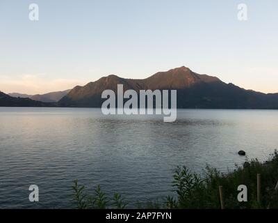 Vue panoramique du lac Ranco, le troisième plus grand lac au Chili. Dans la région de Los Ríos, ou de l'Araucanie Patagonie, Andes chiliennes. Au sud du Chili. Dans l Banque D'Images