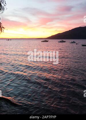 Spectaculaire coucher de soleil sur les rives du lac Ranco, dans le petit village de Llifen. Région des fleuves, en Patagonie ou d'Araucania, zone des Andes chiliennes. L'o Banque D'Images