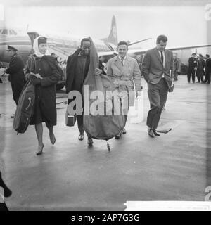 Jazz-Quartet moderne d'arrivée à l'aéroport de Schiphol. Le bassiste Percy Heath. Date : 20 Octobre 1961 Location : Schiphol Noord-Holland, mots-clés : arrivées, les bassistes Renseignements personnels Nom : Percy Heath nom de l'établissement : Jazz-Quartet moderne Banque D'Images