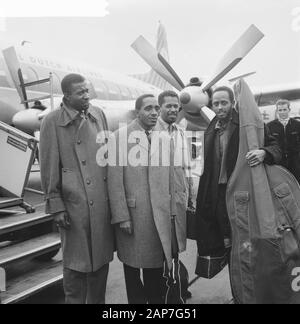 Jazz-Quartet moderne arrivée à Schiphol. De : l.n.r : batteur Connie Kay. Vibrafonist Milt Jackson, le pianiste John Lewis et le bassiste Percy Heath. Date : 20 octobre 1961 Mots-clés : arrivées, jazz personne nom : Connie Kay, John Lewis, Milt Jackson, Percy Heath nom de l'établissement : Jazz-Quartet moderne Banque D'Images