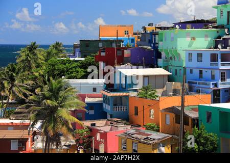 San Juan est renommée mondiale pour ses maisons colorées, ses ruelles pavées sinueuses et ses nombreux sites historiques datant de l'époque coloniale Banque D'Images