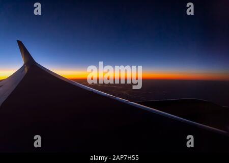 Aile d'avion au lever du soleil Banque D'Images