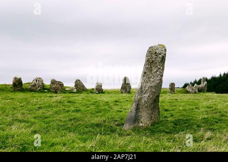 Cercle de pierre préhistorique Beltany. Raphoe, Donegal, Irlande. Site rituel néolithique et âge de bronze 2100-700 av. J.-C. Plus aberrant avec le quadrant S.E. derrière Banque D'Images