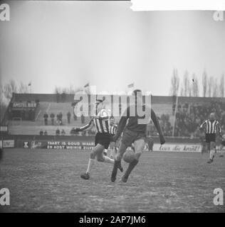 Contre Ajax PSV 1-1, à l'heure actuelle Date : 26 décembre 1962 Mots-clés : sport, football nom de l'établissement : AJAX, PSV Banque D'Images