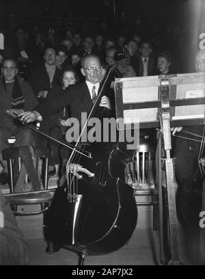 Les concerts au Concertgebouw Date : 4 février 1946 Lieu : Amsterdam, Noord-Holland Mots-clés : violoncelles, concerts, musique nom de l'établissement : Concertgebouw Banque D'Images