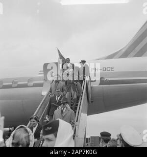 Arrivée football club Benfica à Schiphol Annotation : pour la finale contre le Real Madrid à jouer au Stade Olympique d'Amsterdam Date : 29 avril 1962 Endroit : Schiphol Noord-Holland, mots-clés : aéroports, l'établissement nom : Benfica Banque D'Images